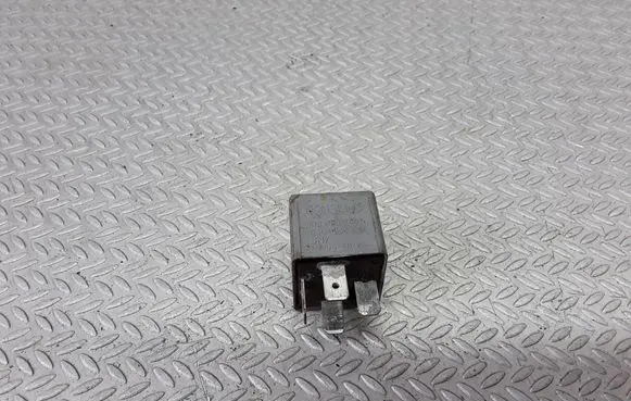 Volkswagen PASSAT B5 Other relay 8D0951253A