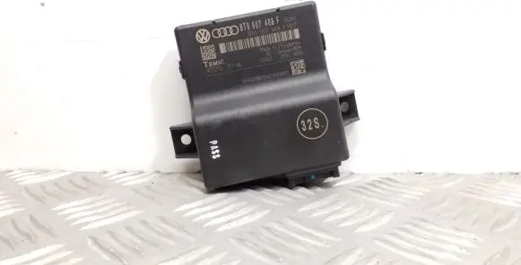 Audi A5 8T 8F Gateway control module 8T0907468F