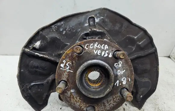 Toyota Corolla Verso AR10 Front wheel hub