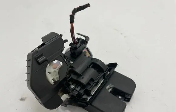 Skoda Fabia Mk3 (NJ) Tailgate/trunk/boot lock/catch/latch 8R0827505A