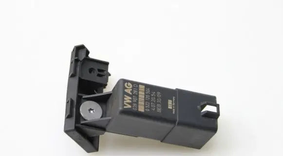 Volkswagen PASSAT B6 Glow plug pre-heat relay 038907281D