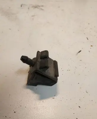 Windshield washer spray nozzle