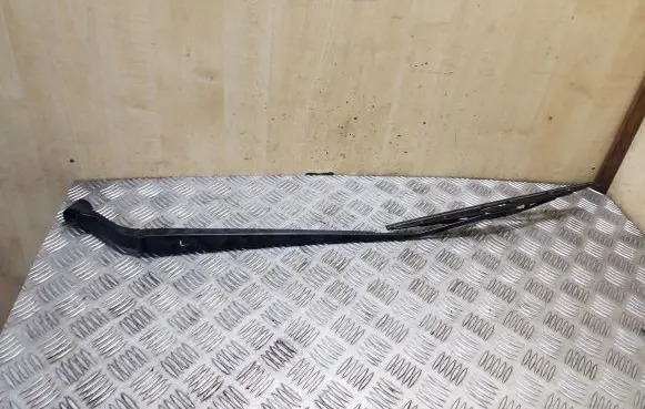 Nissan X-Trail T32 Front wiper blade arm