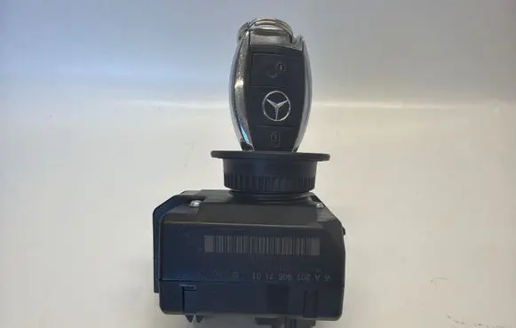 Mercedes-Benz C W204 Ignition lock A2079057101 9039250021806136