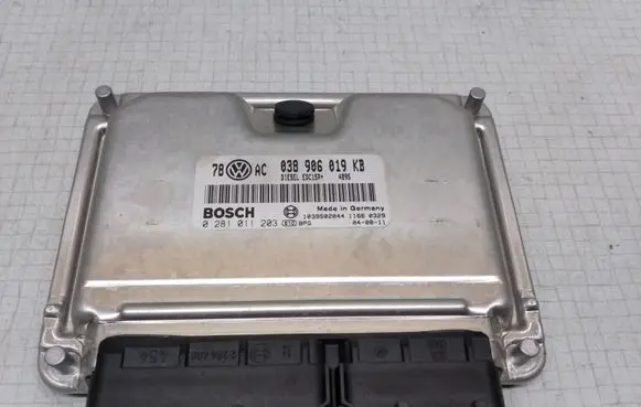 Volkswagen PASSAT B5.5 Engine control unit/module 038906019KB 0281011203 1039S02044