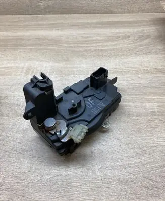 Opel Zafira B Front door lock 13210748