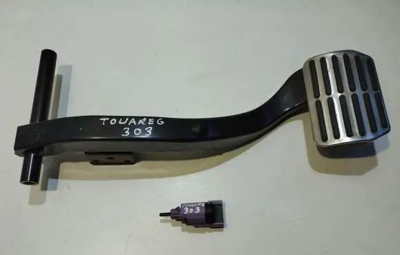 Volkswagen Touareg I Brake pedal 7L0723142B 1J0945511D