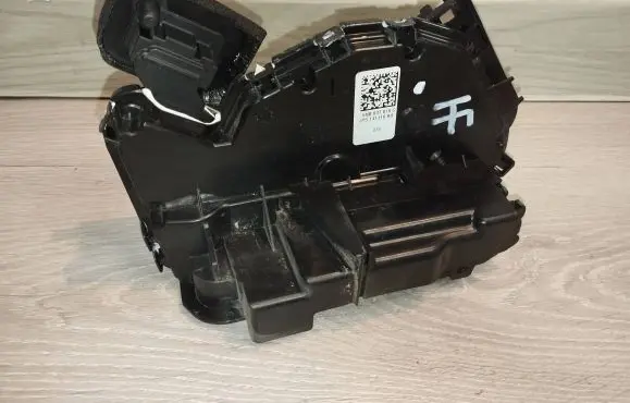 Volkswagen Tiguan Front door lock 5NB837016C 141116R0 EA05549