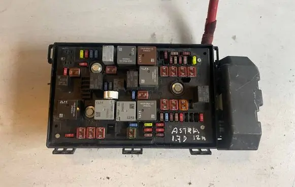 Opel Zafira C Fuse module C11000139