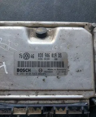 Volkswagen PASSAT B5.5 Engine control unit/module 038906019DS 28SA4839 1200295