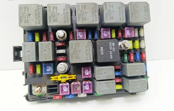 KIA Carens I Fuse module 04256DAK4181