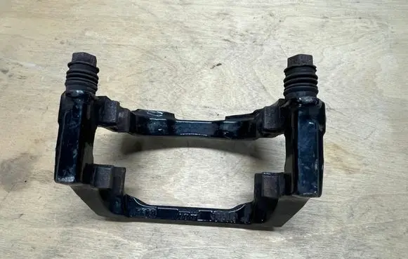 BMW 6 F06 Gran coupe Brake caliper pad carrier rear 3331A