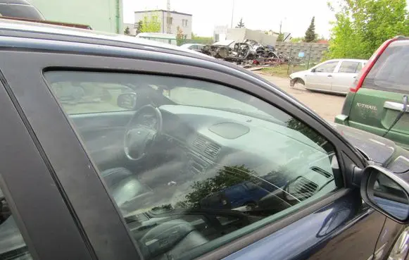 Volvo S80 Front door window glass four-door 