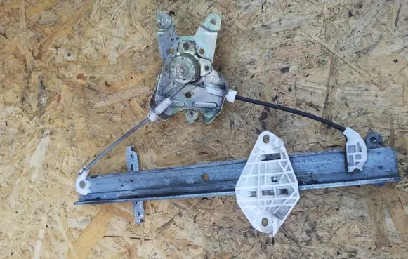 Rear door manual window regulator