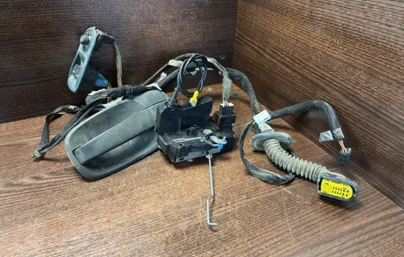 Renault Trafic II (X83) Front door lock 8200008246 91166237