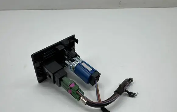 Skoda Superb B8 (3V) USB socket connector 8V0035750D