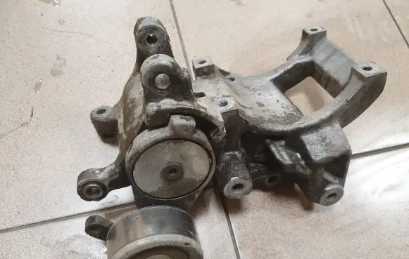 Toyota Land Cruiser (HDJ90) A/C compressor mount bracket 