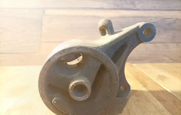 Opel Zafira A Engine mount bracket