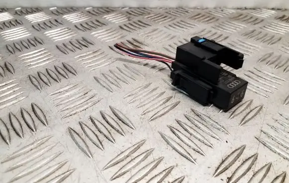 Volkswagen PASSAT B7 Other relay 4H0951253C