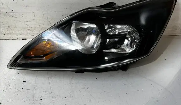 Ford Focus Headlight/headlamp 8M5113W030CF 11802