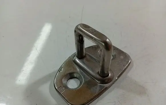 Audi A6 S6 C6 4F Front door lock loop/hook striker 8E0837033