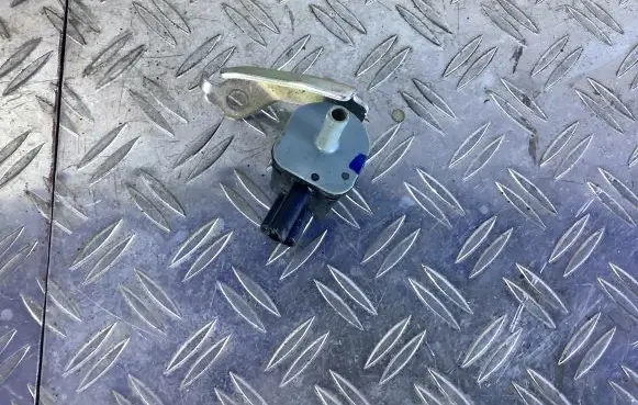 Lexus RC Vacuum valve 9091012276