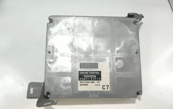 Toyota Avensis T250 Engine control unit/module 8966105C70 MB1758008681