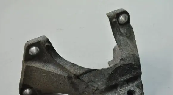 Engine mounting bracket