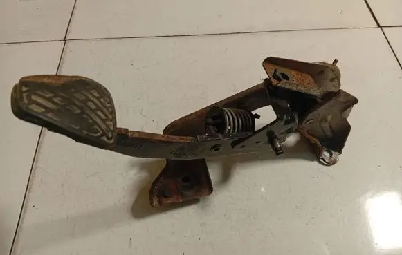 Nissan Qashqai Clutch pedal E001U50X11