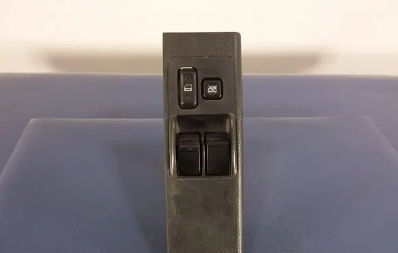 Toyota Corolla Verso E121 Electric window control switch 84820-0F040