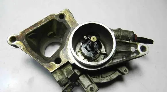 Ford Mondeo Mk III Vacuum pump 72245410A