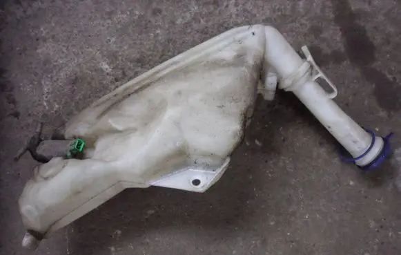 Peugeot 206 Windshield washer fluid reservoir/tank