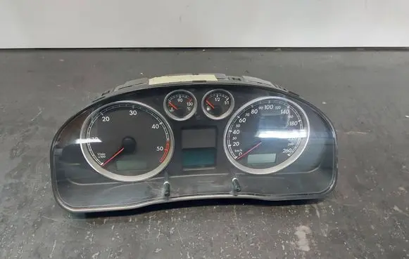 Volkswagen PASSAT B5.5 Speedometer (instrument cluster) 3B0920827A