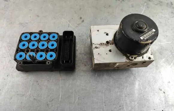 Volvo V70 ABS Pump 30714956