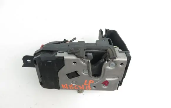 Opel Zafira B Front door lock 13210748QF