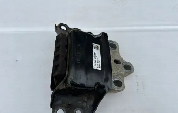 Audi Q3 F3 Engine mount bracket 5QA199555C