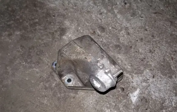 Mercedes-Benz ML W164 Engine mounting bracket A6422230204