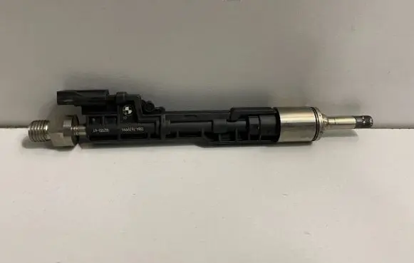 BMW 2 F22 F23 Fuel injector 7639994