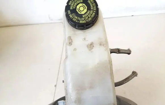 Brake fluid reservoir