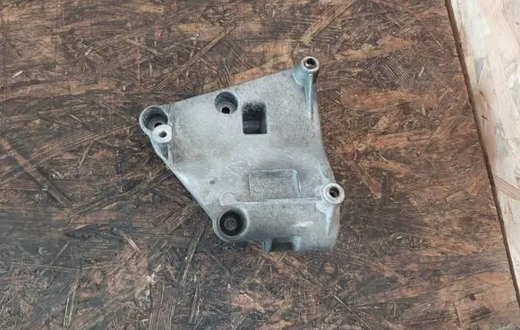 BMW 5 E39 Engine mount bracket 7512556 64557512556