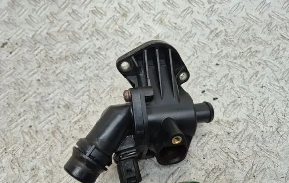 Audi A4 S4 B7 8E 8H Thermostat/thermostat housing 06B121111G