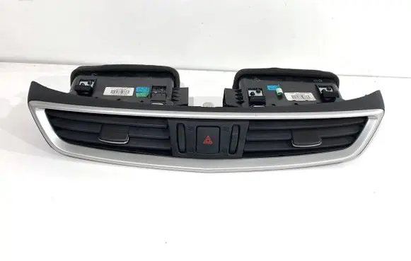 Nissan Qashqai Dashboard side air vent grill/cover trim 68750-4EA0A