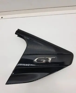 Rear fender molding trim