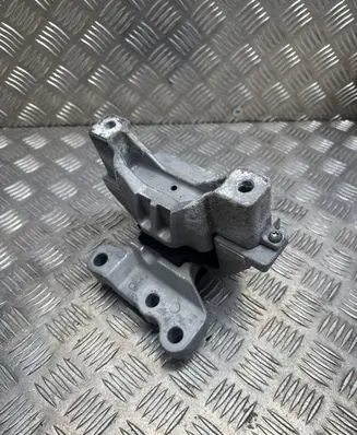 Mitsubishi Outlander Engine mount bracket