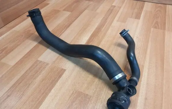 Volkswagen Touareg I Engine coolant pipe/hose 7L6102251