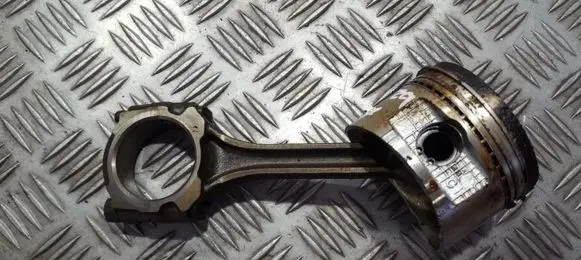 Nissan Almera Piston with connecting rod