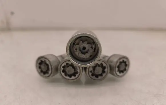 Volkswagen Tiguan Anti-theft wheel nuts and lock 