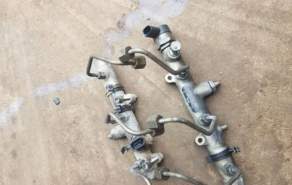Audi A6 S6 C6 4F Fuel distributor 