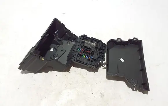 Dacia Duster Fuse module 284B78143R
