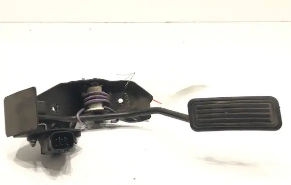 Accelerator throttle pedal